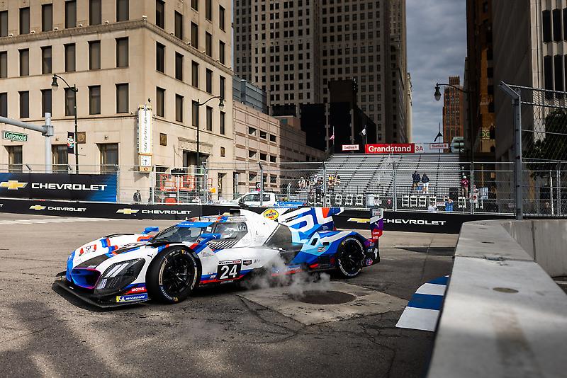 BMW M Hybrid V8 Battles Hard But Misses Podium in Detroit Street Race