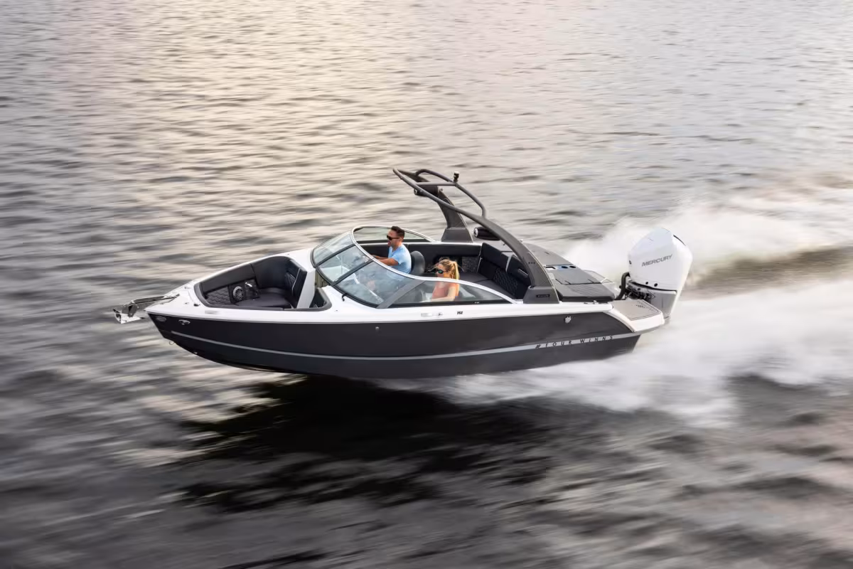 Four Winns Launches the H2 Outboard: A Stylish Powerboat for Unforgettable Days on the Water
