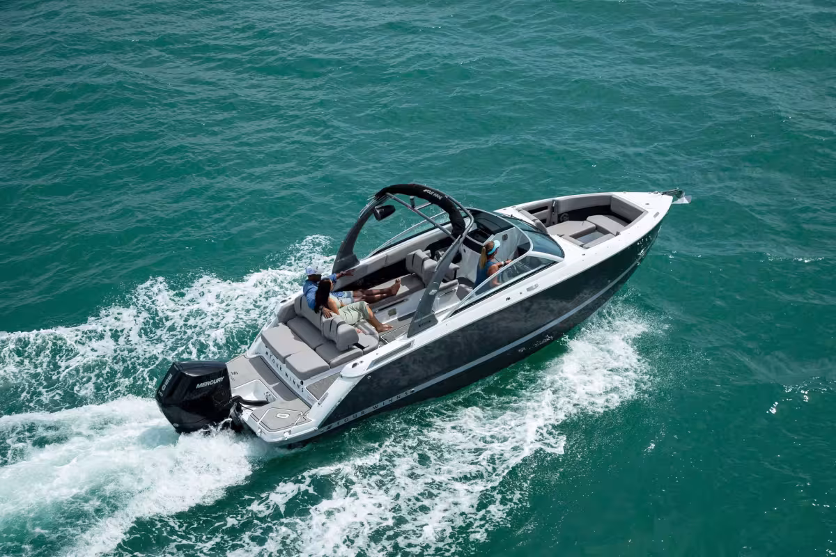 Four Winns H6 Outboard Redefines Premium Bowrider Comfort and Smart Design