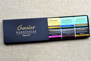 FINE SELECTION TASTING BOX – TREE to BAR DARK, MILK & WHITE GOLD CHOCOLATE