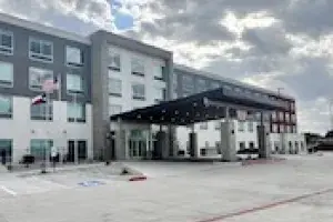 PMZ Realty Capital Secures $14.5 Million Loan for Holiday Inn Express in Texas