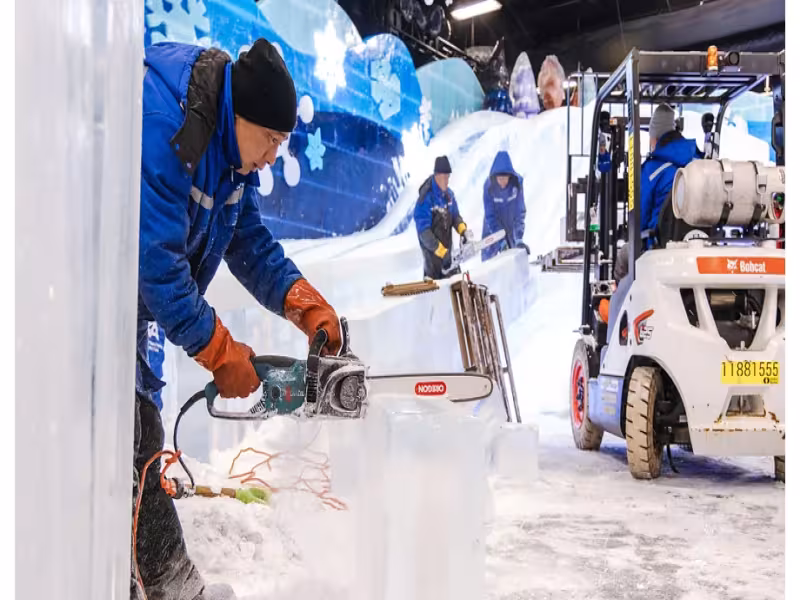 Harbin Ice Artists Return to Carve Christmas Scenes at 8 US Resorts