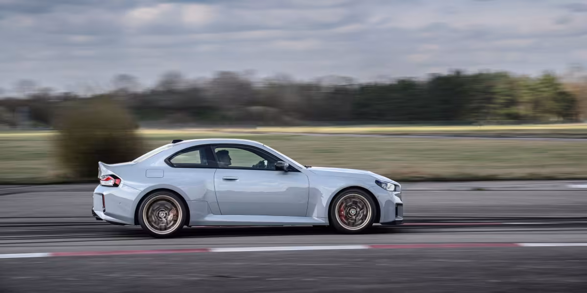 The new BMW M2 CS - Dynamic