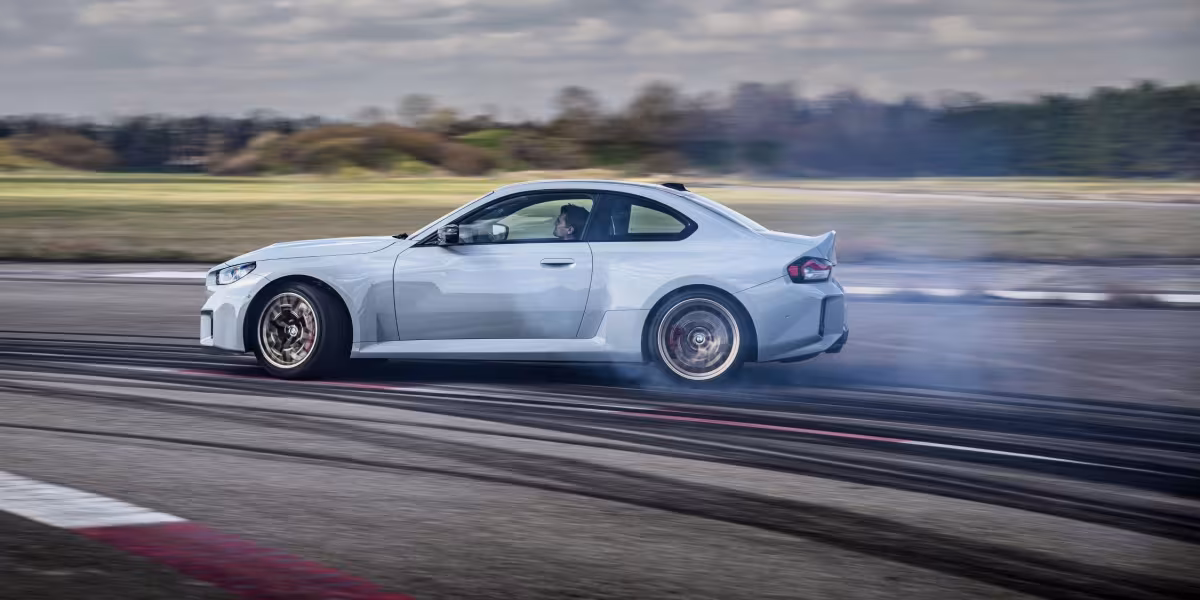 The new BMW M2 CS - Dynamic